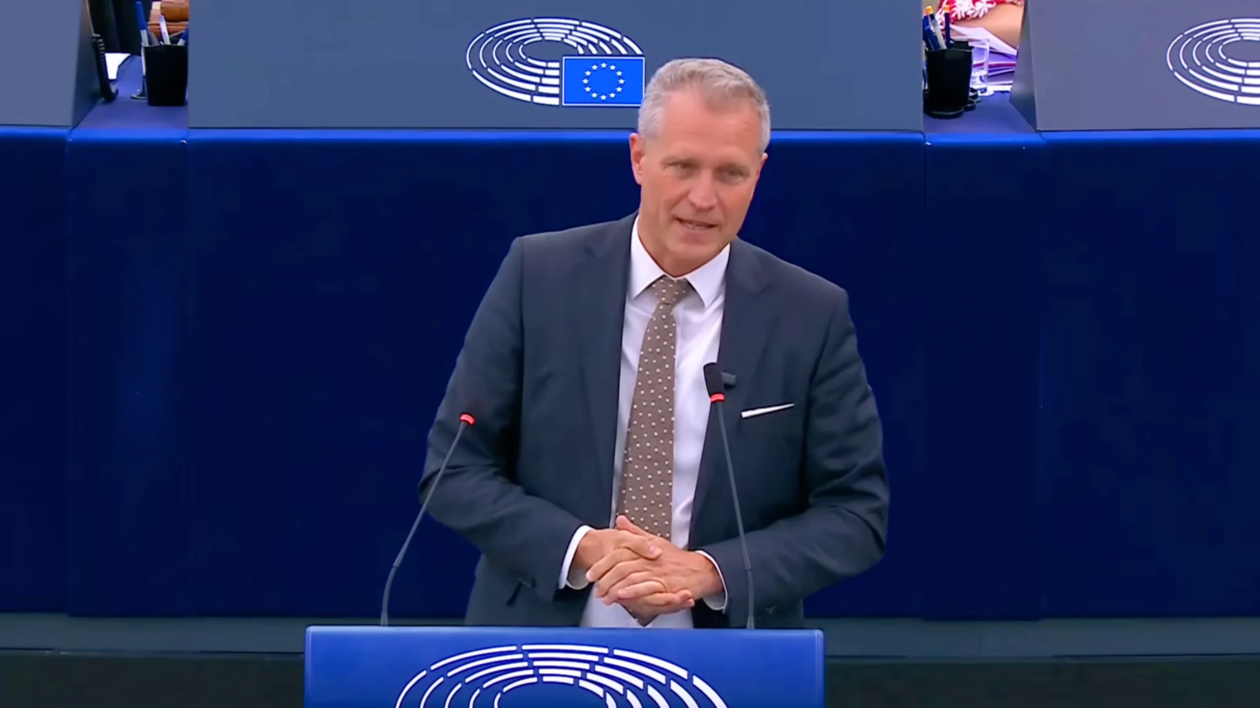 Bystron dreht den Spieß um: EU-Abgeordneter verklagt NGO auf eine Million
