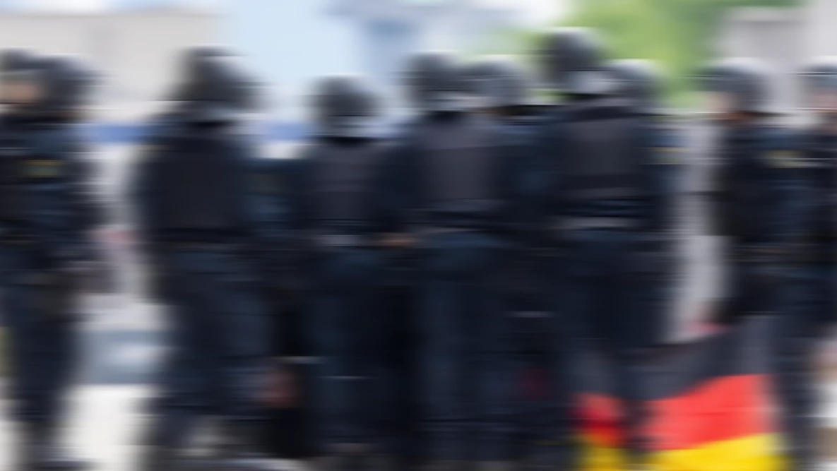 Polizei kesselt 67-jährigen Rentner ein – nur weil er die Deutschlandfahne trägt!