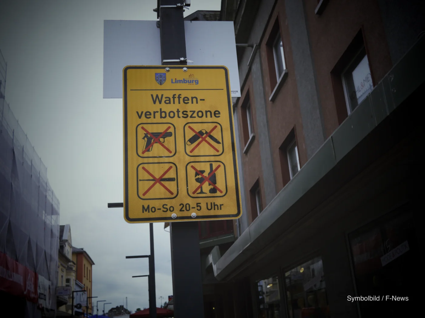 Waffenverbotszone Limburg: 31-Jähriger beißt Polizisten in den Oberarm