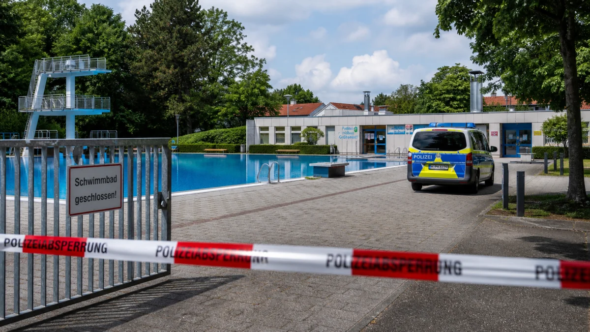 Symbolbild eines abgesperrten Freibads in Bayern mit Polizeifahrzeug