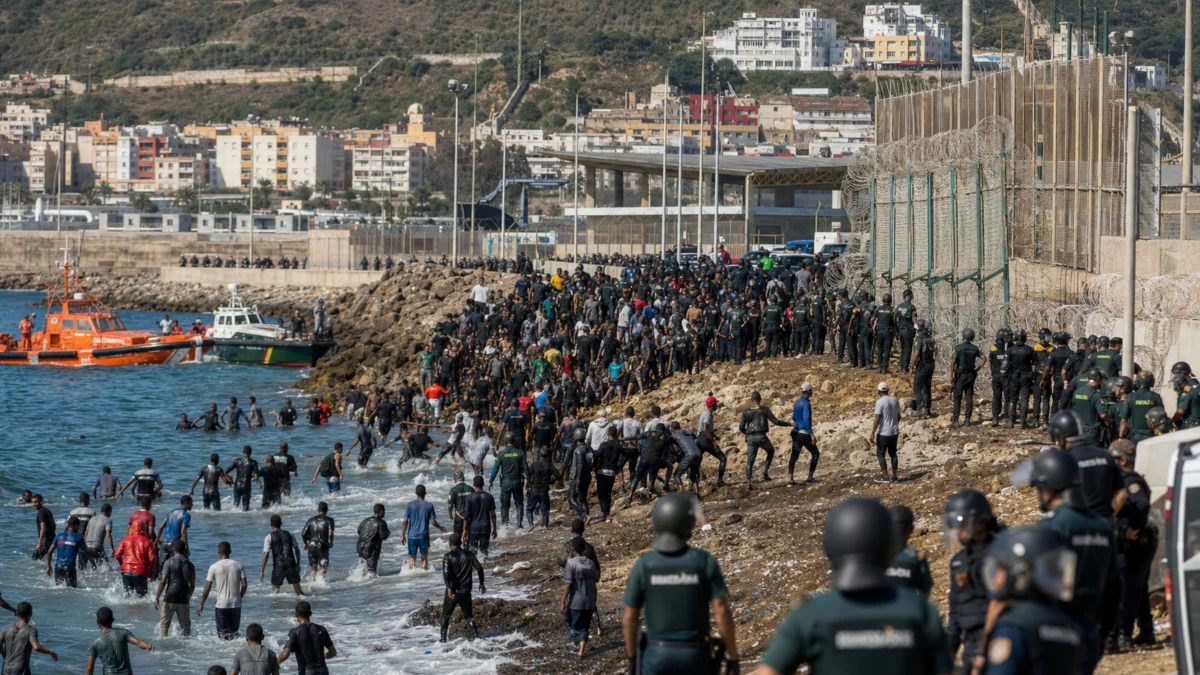 Symbolbild eines massenhaften Grenzübertritts an der Küste von Ceuta mit spanischen Sicherheitskräften