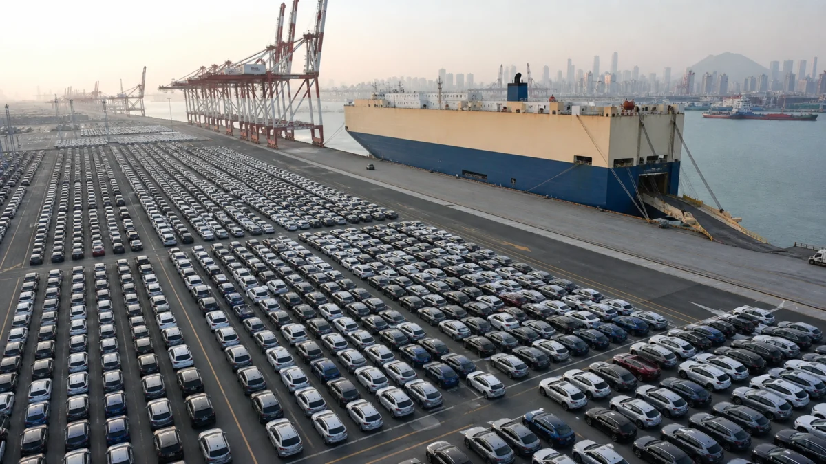Tausende Neuwagen warten in einem chinesischen Exporthafen auf die Verschiffung