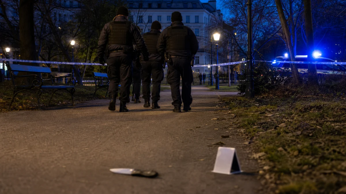 Symbolbild: Polizei sichert einen Parkweg nach einem Messerangriff