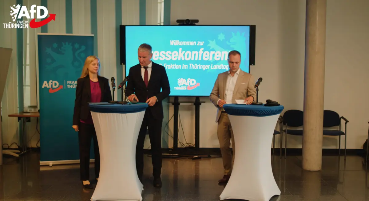 Wiebke Muhsal, Björn Höcke und Daniel Haseloff bei einer Pressekonferenz der AfD-Fraktion Thüringen