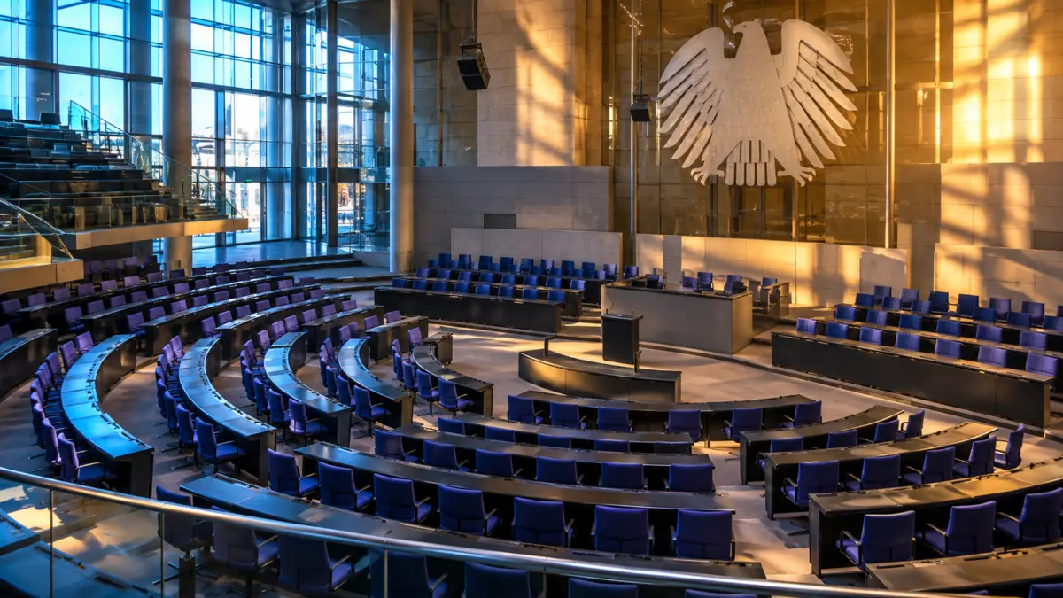 Leerer Plenarsaal als Symbol für die Debatte über eine Minderheitsregierung