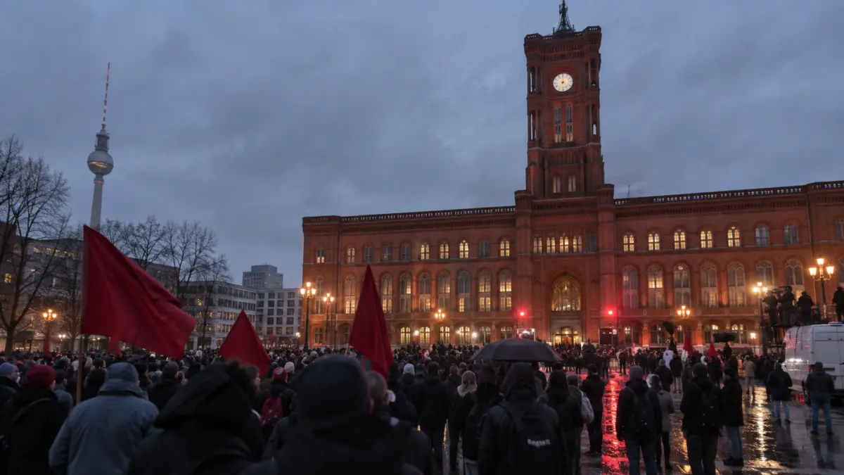 Kundgebung mit roten Fahnen vor dem Berliner Roten Rathaus