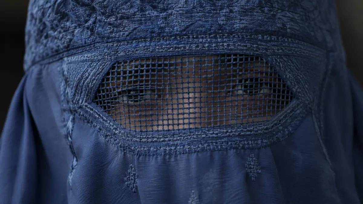 Nahaufnahme einer Burka mit dem Augenschlitz im Fokus