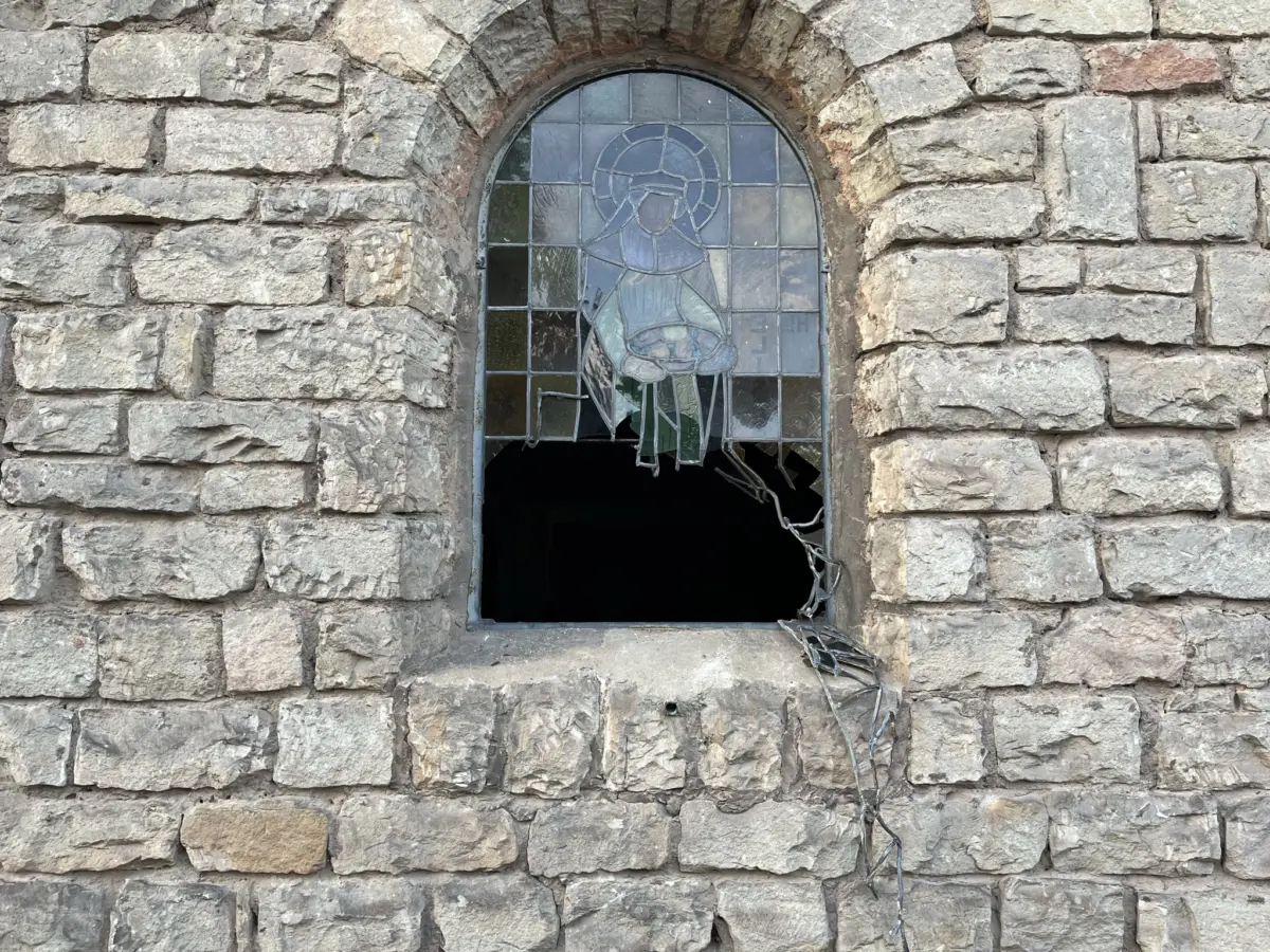 Eingeschlagenes Bleiglasfenster der Pfarrkirche St. Maria Magdalena in Merzig-Brotdorf