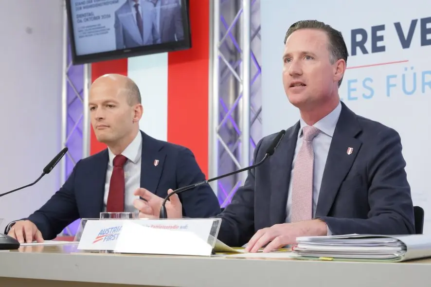Michael Schilchegger und Volker Reifenberger bei einer FPÖ-Pressekonferenz zur Wehrdienstreform in Wien