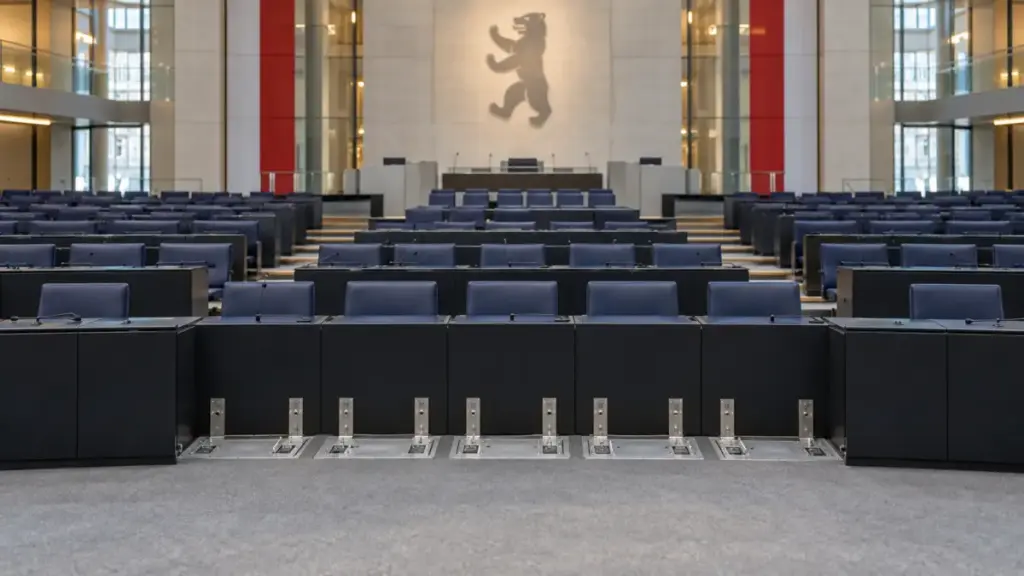 Leerer Berliner Plenarsaal mit entfernten Sitzen in der ersten Reihe