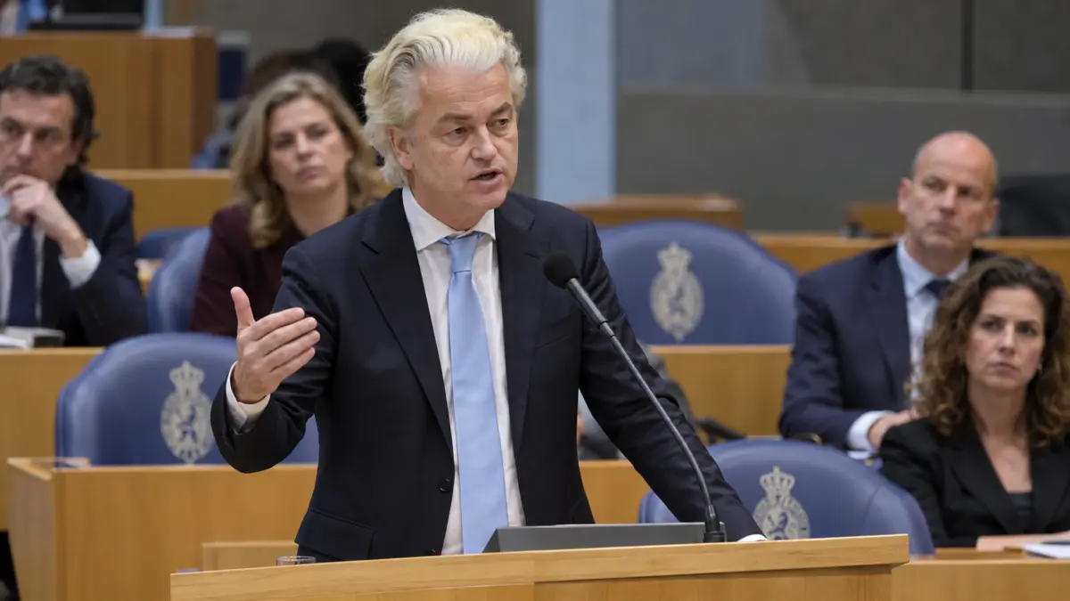 Geert Wilders spricht am Rednerpult im niederländischen Parlament