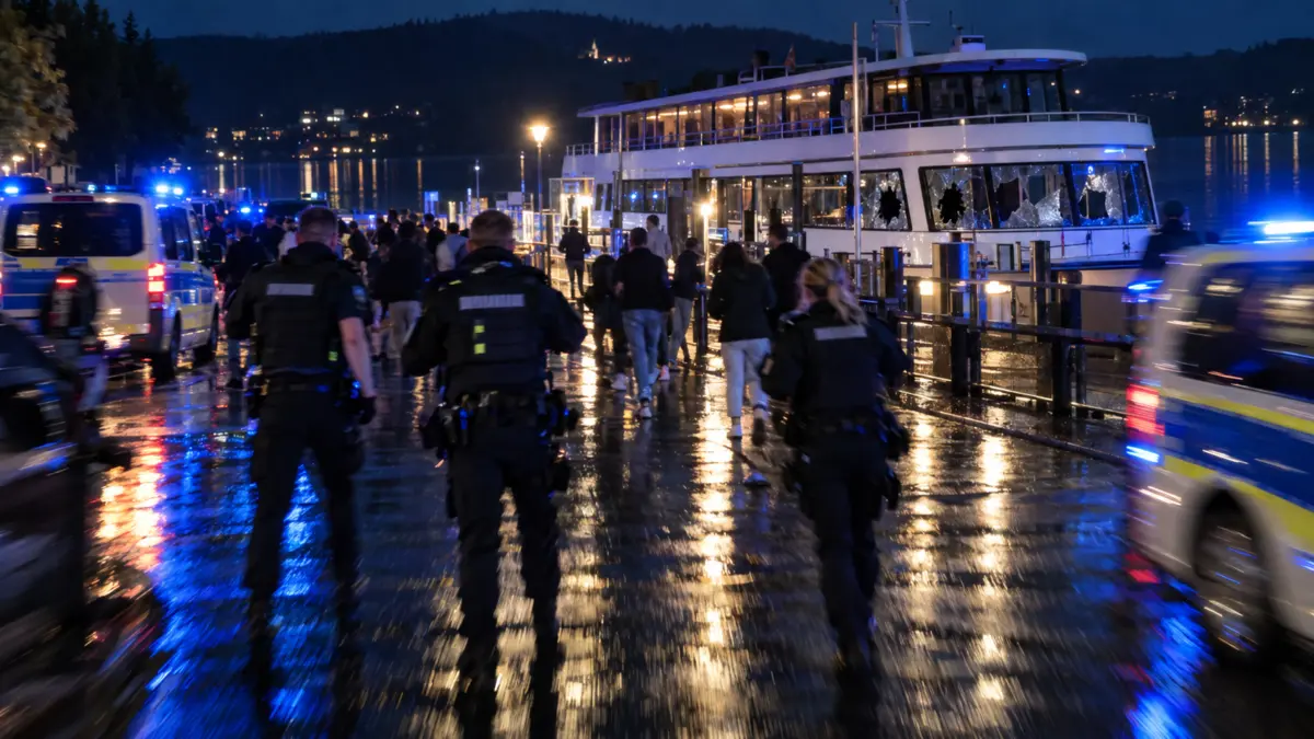 Nächtlicher Polizeieinsatz nach einer Massenschlägerei am Anleger eines Fahrgastschiffes