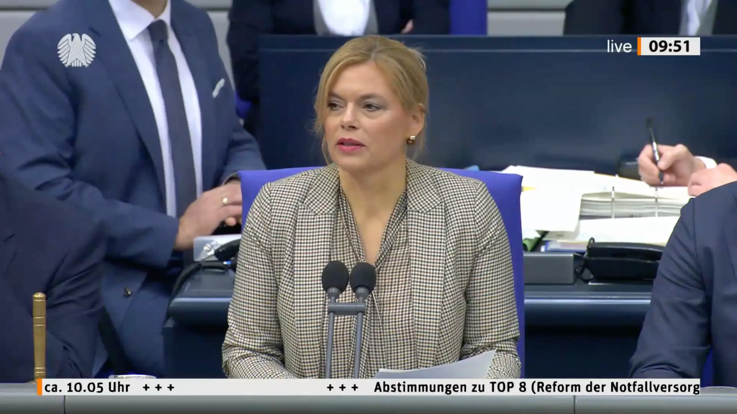 Bundestagspräsidentin Julia Klöckner am Rednerpult im Bundestag
