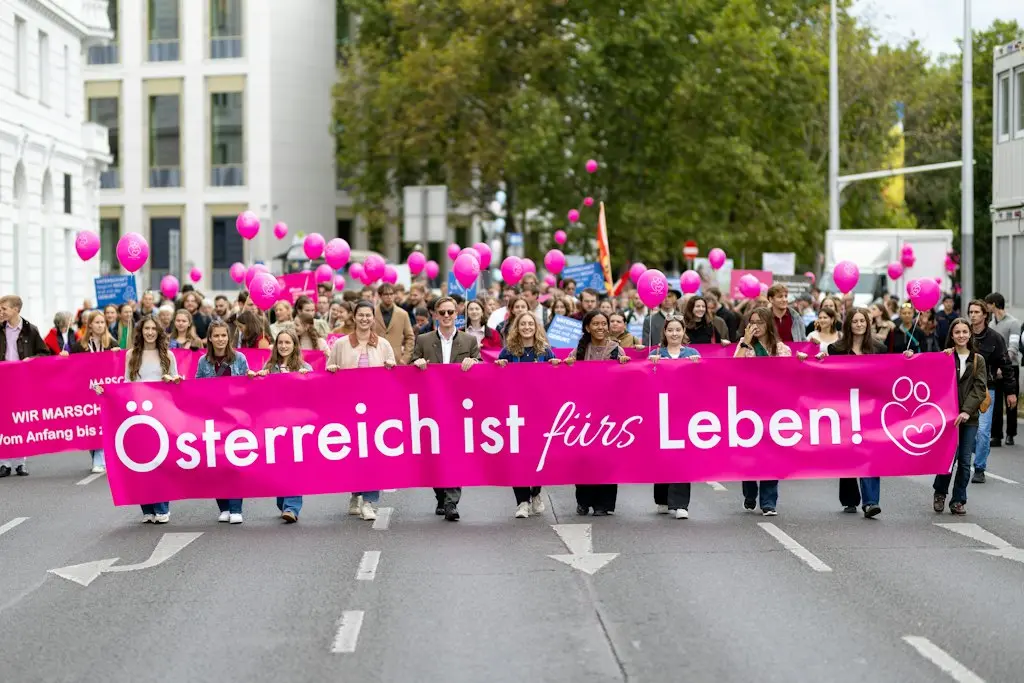 Teilnehmer des Marsches fürs Leben tragen in Wien ein pinkes Banner