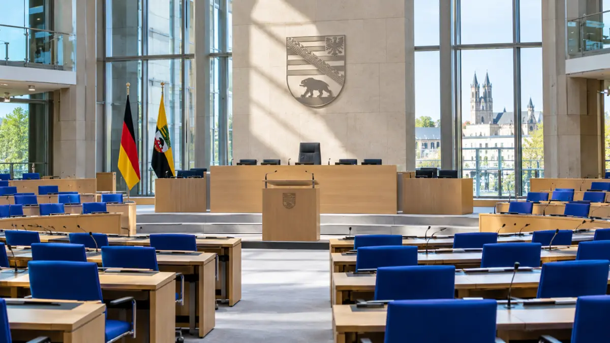 Leerer Plenarsaal mit Präsidentenstuhl vor der konstituierenden Sitzung in Sachsen-Anhalt