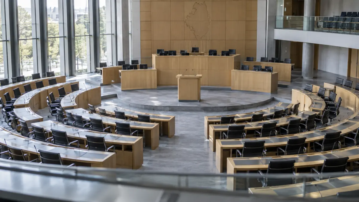 Leerer Plenarsaal mit Rednerpult als Symbolbild für die Debatte um den Beschluss von AfD und BSW