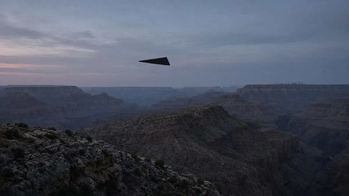 Symbolbild schwarzes Dreieck über Canyonlandschaft